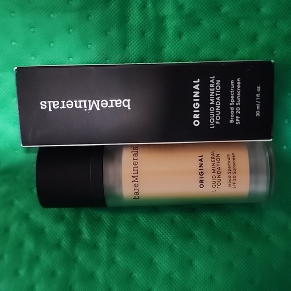 BareMinerals Foundation Light 08 - Picture 2 of 3